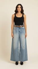 Jeans modello barrel con strappi e cintura