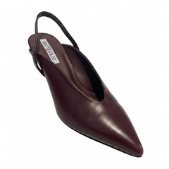 Scarpa con punta affusolata e scollo a V