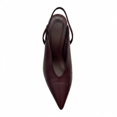 Scarpa con punta affusolata e scollo a V