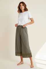 PANTALONE LARGO CON ORLO TRAFORATO