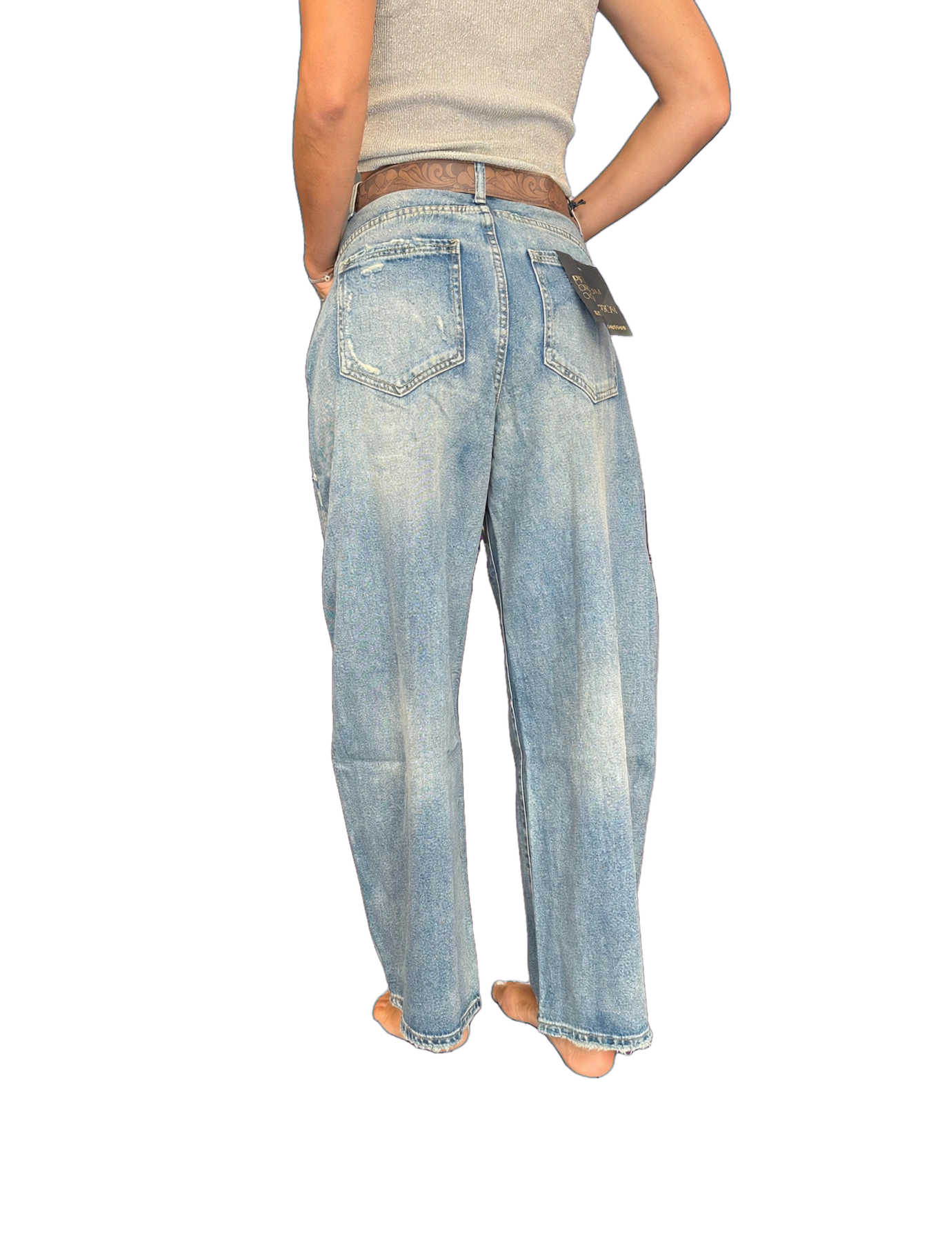 Jeans modello barrel con strappi e cintura