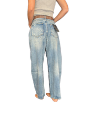 Jeans modello barrel con strappi e cintura