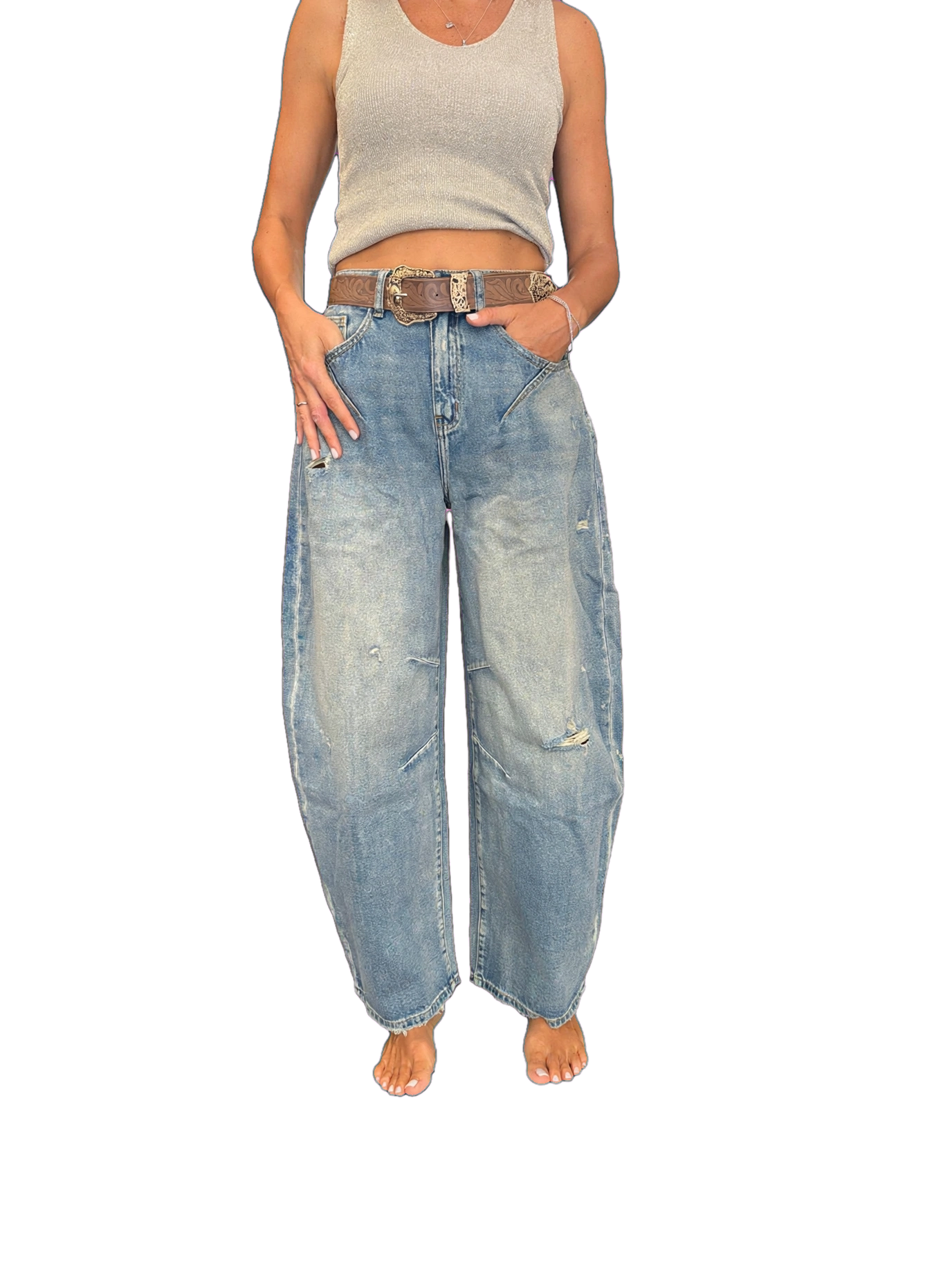 Jeans modello barrel con strappi e cintura