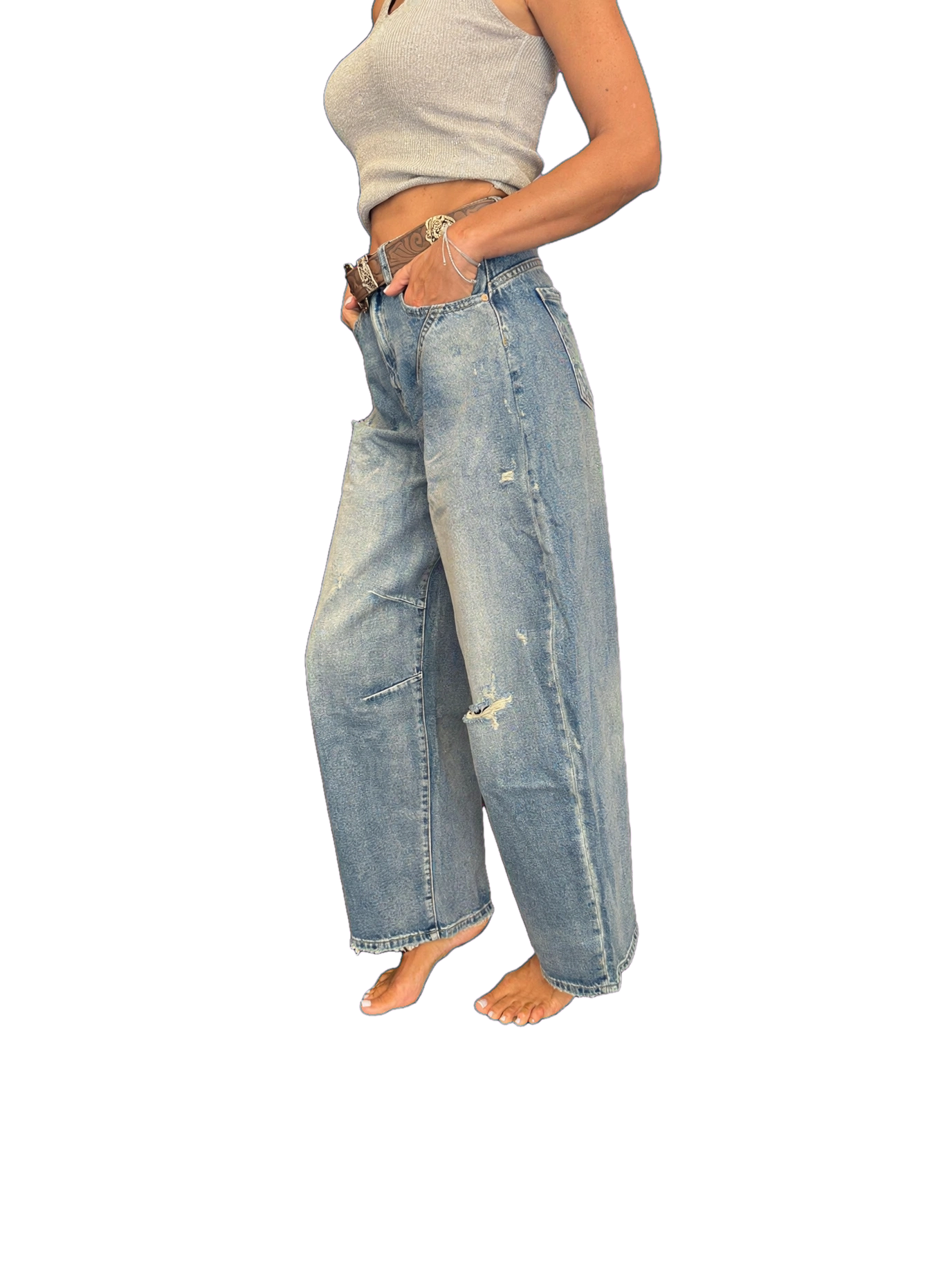 Jeans modello barrel con strappi e cintura
