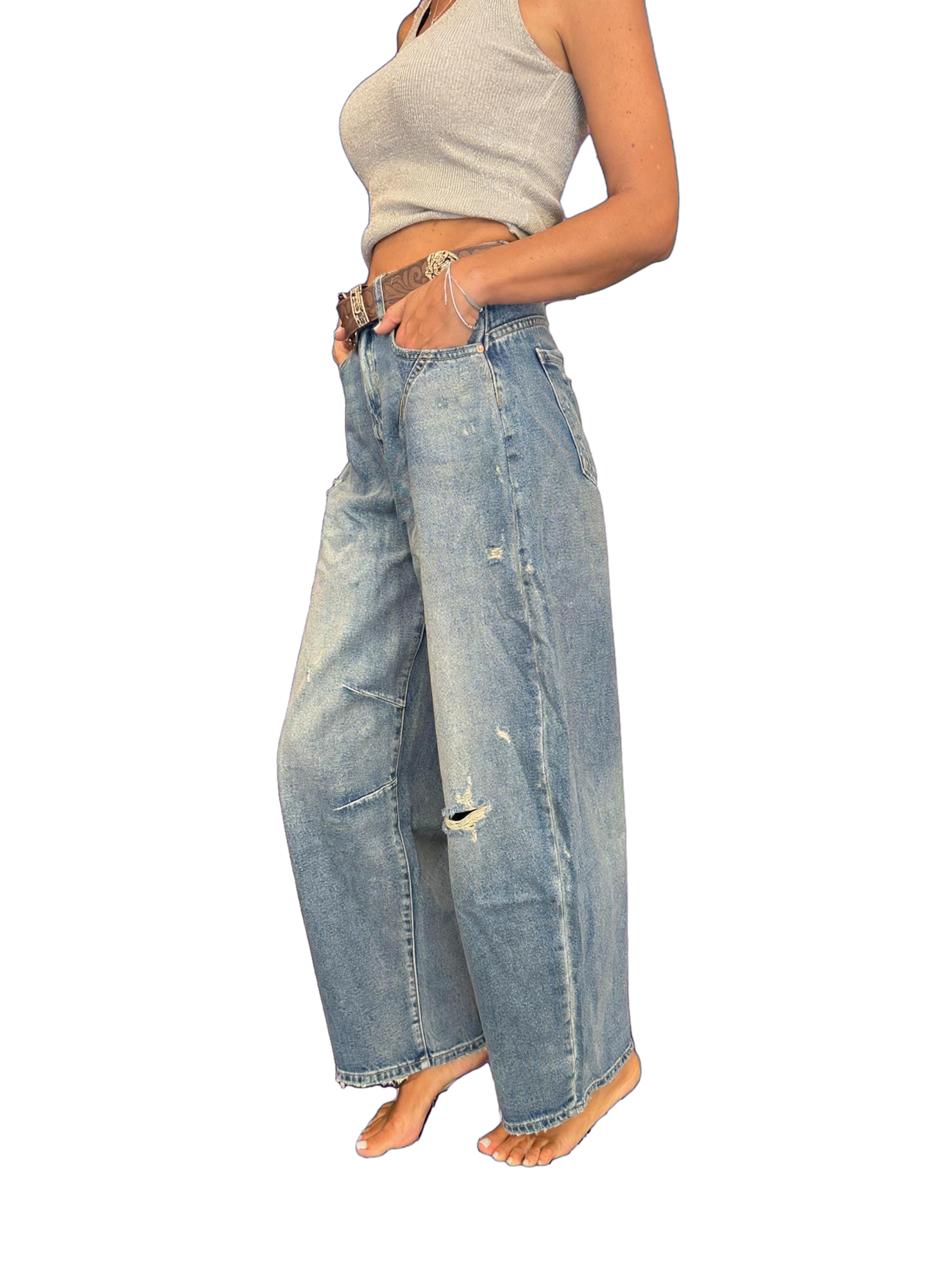 Jeans modello barrel con strappi e cintura
