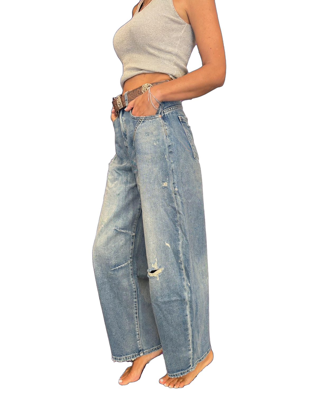 Jeans modello barrel con strappi e cintura