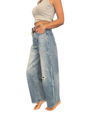 Jeans modello barrel con strappi e cintura