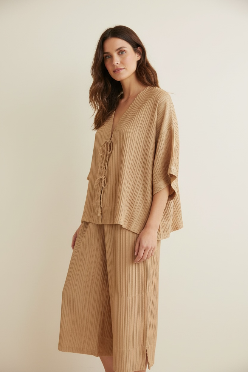 KIMONO CON SCOLLO A V E LACCETTI SUL DAVANTI