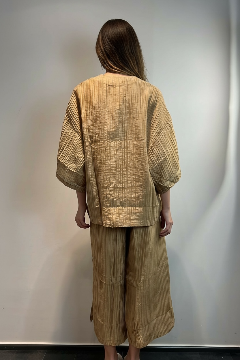 KIMONO CON SCOLLO A V E LACCETTI SUL DAVANTI - image 2